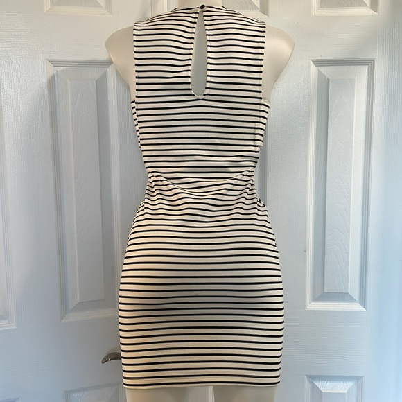 WINDSOR V NECK BLACK AND WHITE STRIPED SOFT KNIT MINI DRESS W/ CUTOUTS JR S - Picture 9 of 12